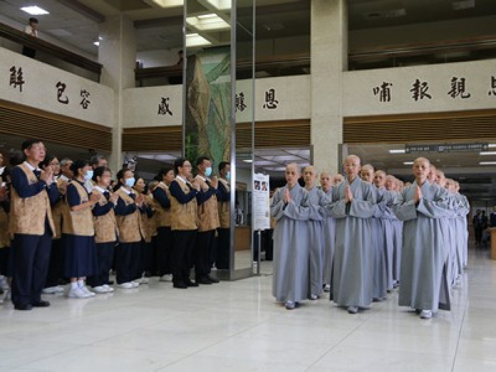 在靜思精舍德昕師父在內的二十五位精舍師父的陪同下，將佛陀、　上人、精舍師父與全球慈濟人的祝福，帶進病房，為受病苦而住院的病人，帶來最誠摯的膚慰與祝福。