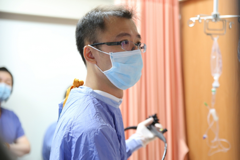 花蓮慈院雷尉毅醫師操作內視鏡食道黏膜電阻抗測量儀器