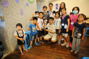 孩子們代表護理同仁送上Q版公仔給楊尚憲醫師。