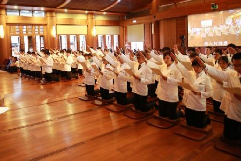 五十六位慈濟大學醫學系實習醫學生，在證嚴法師、花蓮慈濟醫學中心與慈濟大學的師長，以及超過兩百位親友的見證下，進行實習醫學生受袍儀式。