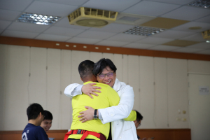 林喬祥主任現場給了願意分享自己多年救災壓力的消防弟兄一個大大的擁抱。