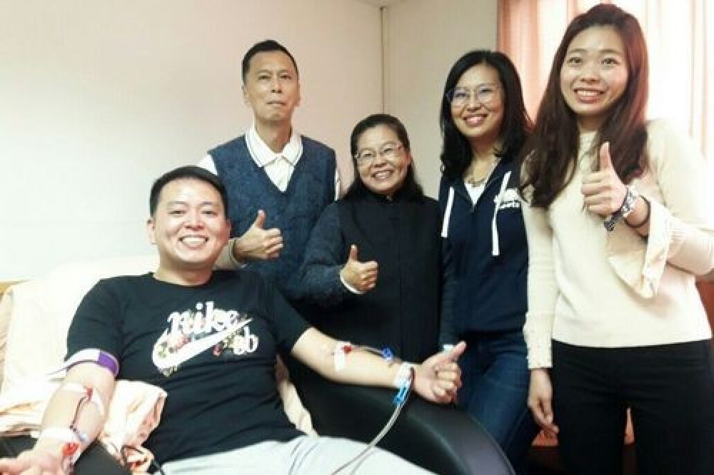 收集造血幹細胞時，一家人都在旁陪伴，2013年捐贈過的姊姊陳瑋(右二) 也在一旁擔任軍師，經驗分享。