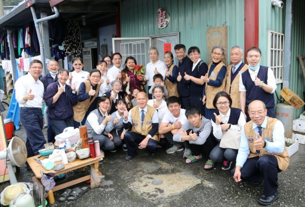 花蓮慈院院長林欣榮、副院長王志鴻、主任秘書陳星助、檢驗醫學科主任張淳淳、總務室主任沈芳吉、常住志工顏惠美師姊，帶領醫護醫檢行政及志工團隊祝福照顧戶平安過年。