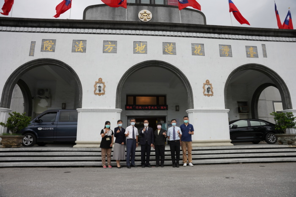 花蓮慈院為花蓮地院舉辦首場醫療新知講座，地院院長許仕楓（右二）致詞感謝，花蓮慈院院長林欣榮（左二）、醫務秘書李毅（左一）、心臟內科主任陳郁志（右一）共同出席。