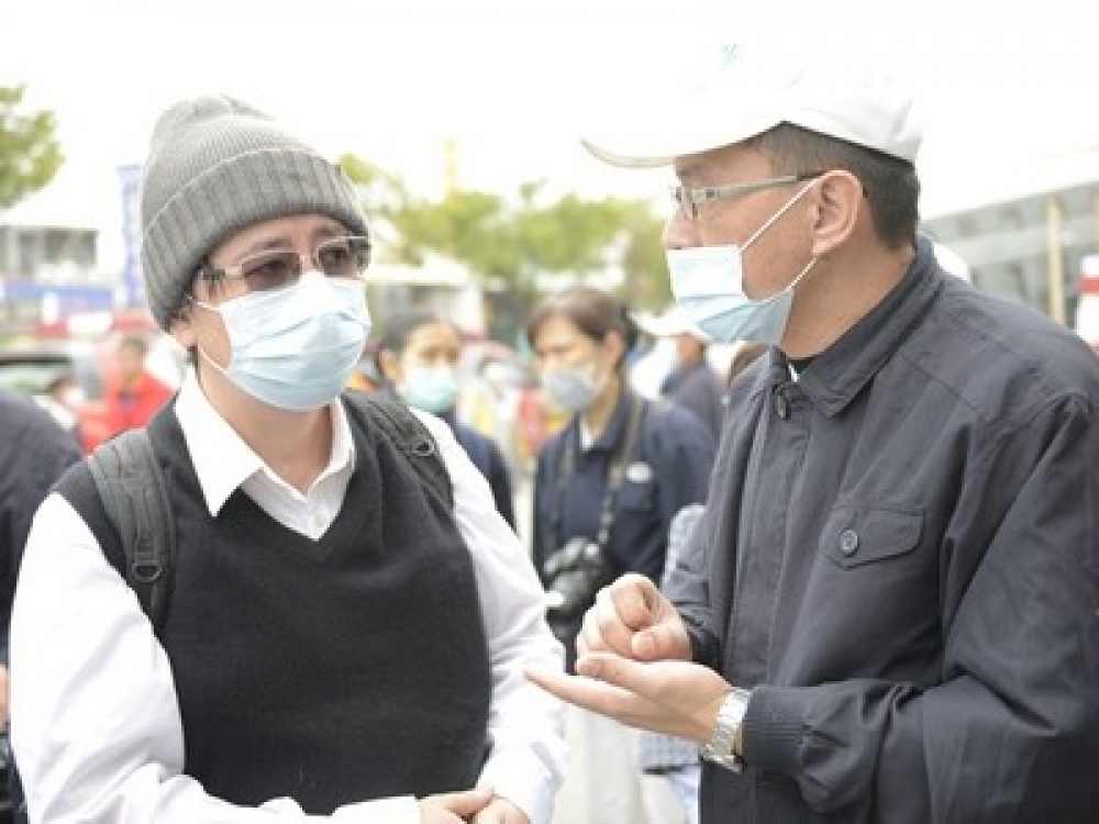 柯建新主任（左）與臺南慈濟志工了解災區狀況，以提供災民合適的醫療支援。 （攝／人文真善美周幸弘）