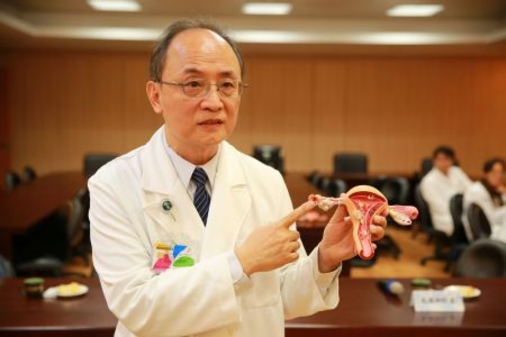 花蓮慈院婦產部主任朱堂元說明大部分卵巢癌的原發部位是在輸卵管。
