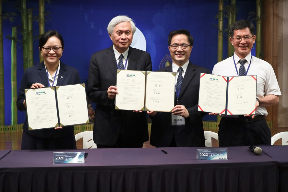 花蓮慈濟醫院林欣榮院長（右二）聯合了慈濟教育志業體執行長王本榮（左二），慈濟大學校長劉怡均（左一）與慈濟科技大學校長羅文瑞（右一），攜手發表一院兩校近年來重要研發成果與專利說明，三方也共同簽訂院校合作約定，未來在特定臨床研究項目上更密切的合作。