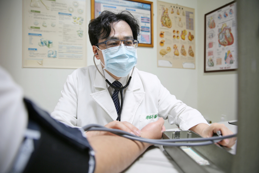 花蓮慈濟醫院心臟內科主任陳郁志指出，急性心肌梗塞是冠狀動脈心臟急症中最嚴重的疾病，民眾若出現胸痛、胸悶、冒冷汗等症狀應立即就醫，把握心肌梗塞急救黃金時間