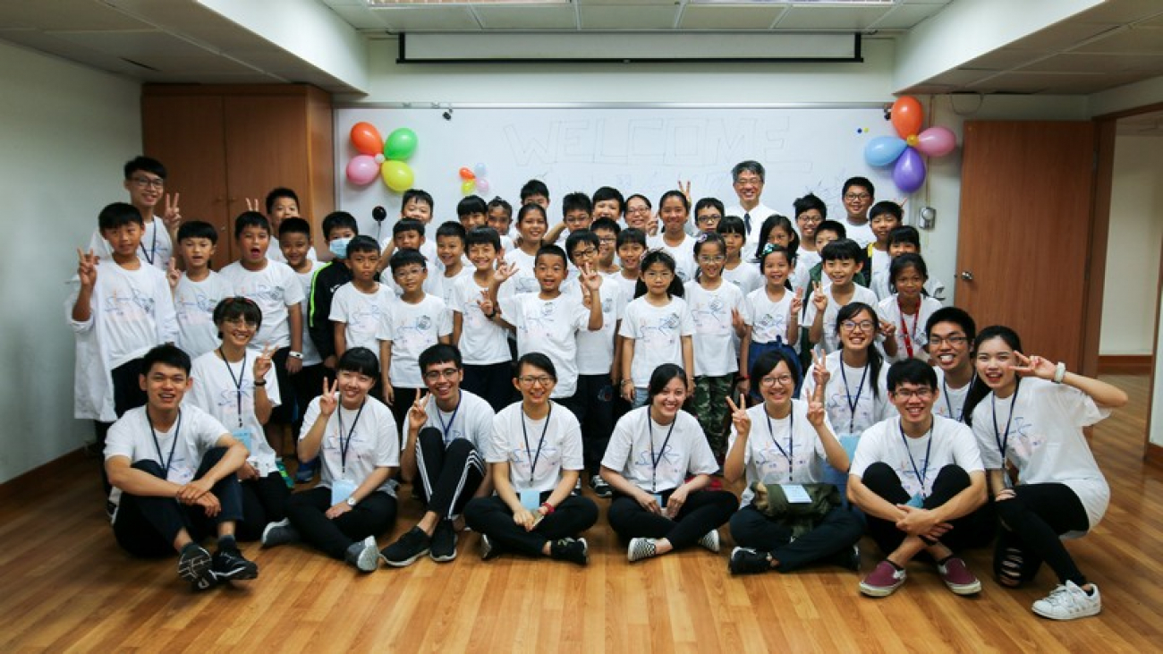 花蓮慈濟醫院與慈濟大學見晴服務隊首次舉辦「skr~我是小醫王」體驗營，吸引了四十位小朋友參與體驗。