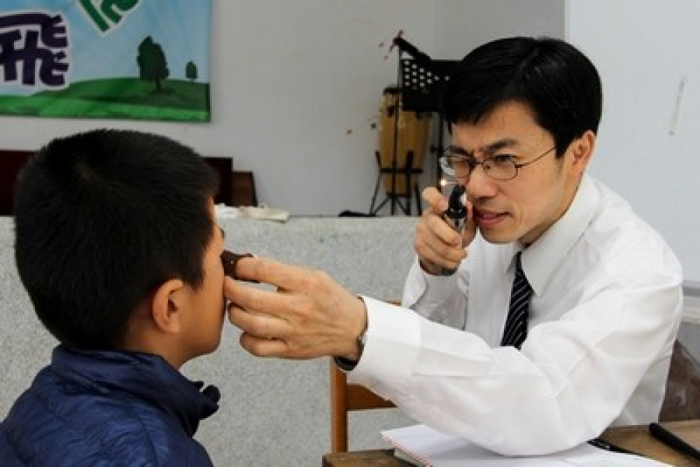 八日上午，花蓮慈院眼科李原傑主任帶領眼科團隊來到花蓮縣萬榮鄉，為學童進行眼科義診及免費配鏡服務。